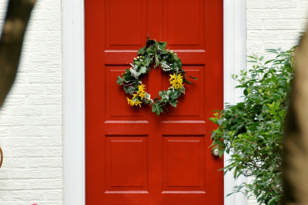 renovacion-puertas-ventanas Una puerta de entrada.