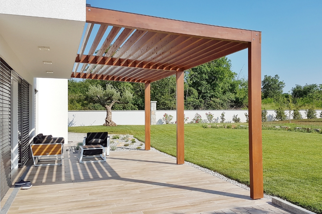 pergolas-bioclimaticas Pérgola bioclimática instalada en un jardín.