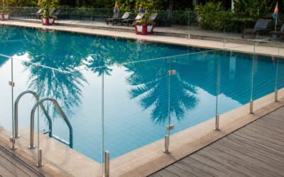 No sacrifiques las vistas desde tu piscina, instala barandillas de cristal