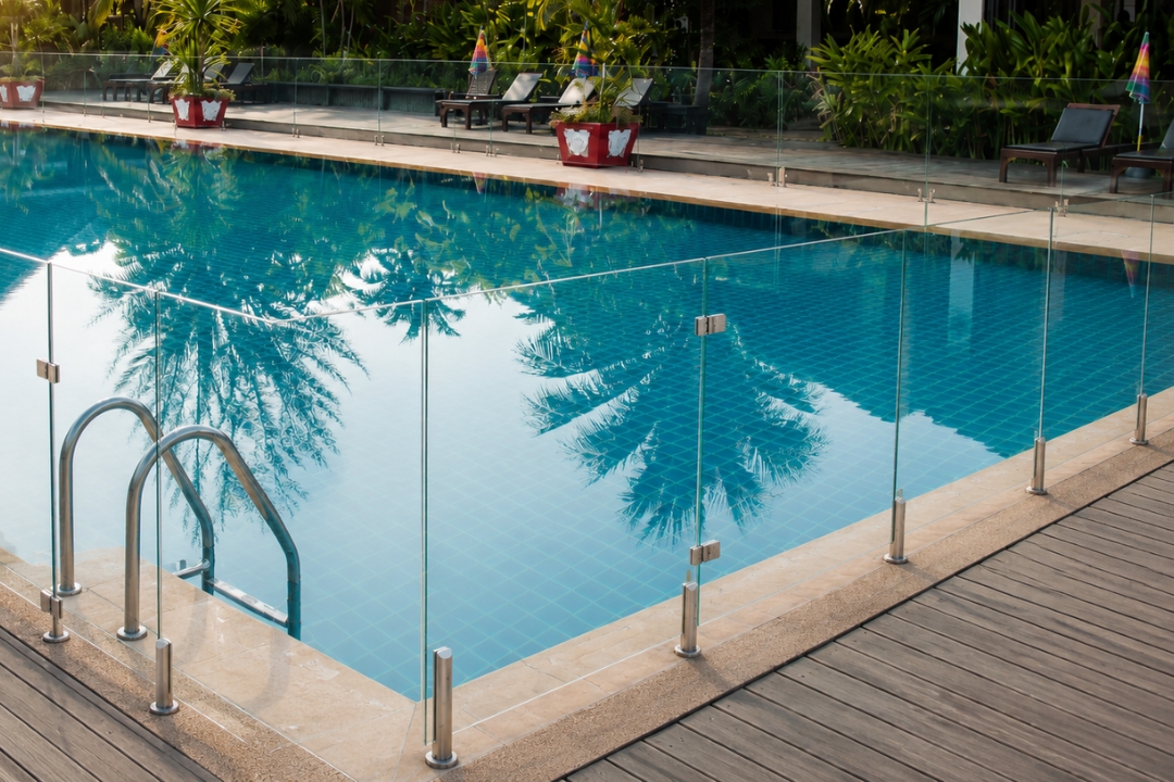 barandilla-vidrio-piscina Una piscina con barandilla de vidrio.